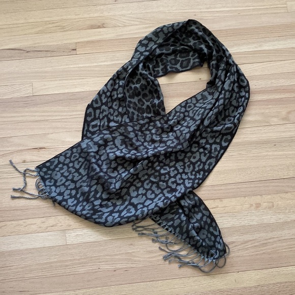 Cashmink Scarf Leopard Print - Picture 2 of 3